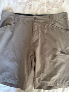 ZeroXposur Men's Cargo Shorts in Khaki Taupe